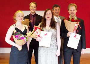 Forrest f.v.: Beate Mordal (3. pris), Simone Sand Victor (publikumspris) og Leif Jone Ølber (1. pris). Bagest f.v.: Albin Ahl (2. pris) og Giordano Bellincampi (juryformand).